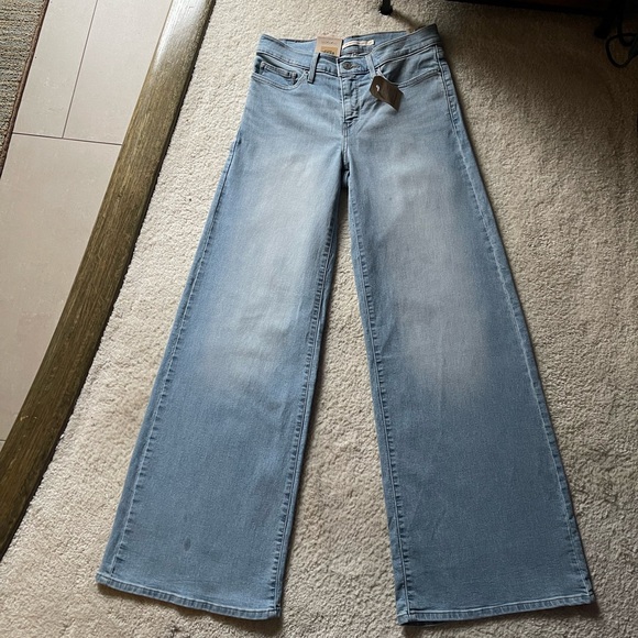 NWT Levi’s 318 Shaping Wide Leg Light Wash Size 27/32 - Picture 3 of 13